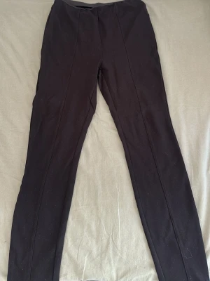 Svarta pants från Esmara - Säljer ett par svarta pants från Esmara i storlek S. De har hög midja, smal passform och är tillverkade i ett stretchigt material som sitter skönt på kroppen. Perfekta till en avslappnad look eller att matcha med en oversized tröja.