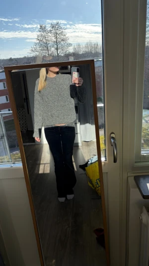 Grå oversized stickad tröja - Mysig grå stickad tröja med oversized passform och rund hals. Tröjan har långa ärmar och en enkel, stilren design som passar perfekt till jeans eller kjol. Materialet ser ut att vara mjukt och bekvämt, perfekt för kyligare dagar. Orginalpris 1000kr
