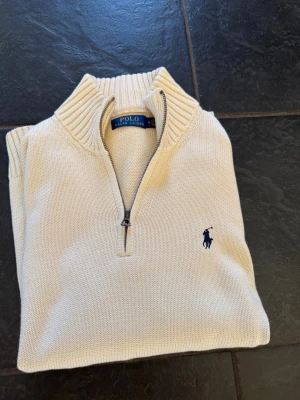  Polo Ralph Lauren zip - Stickad Ralph lauren zip. Storlek M. Skick 10/10 använd en gång. Nypris 2899. Mitt pris 899.