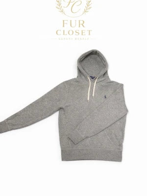 Grå hoodie från Polo Ralph Lauren - Snygg grå hoodie från Polo Ralph Lauren med klassisk huva och vita dragsnören. Tillverkad i mjuk bomullsblandning och har den ikoniska lilla loggan broderad på bröstet. Perfekt för en chill och stilren look.