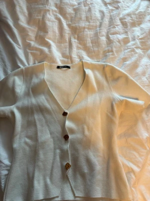 Krämvit kofta från Gina Tricot - (Utförsäljning av alla mina kläder, så priset jag lägger ut för gäller, och inget lägre)