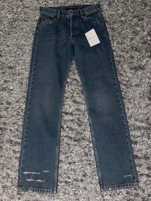 Balenciaga disstressed jeans - Helt nya balenciaga jeans. ÄKTA. Säljer dem då jag råkade beställa fel storlek, och jag kunde inte returnera dem. Ett sorgligt misstag. Hursom helst är detta ett riktigt najs par av jeans. Har du bud, skickaaaaa!!!