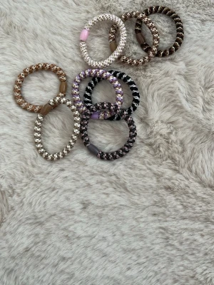 8-pack spiralformade hårsnoddar - säljer 8 st spiralformade hårsnoddar - funkar perfekt som accessoar. 1 st: 15 kr. 4 st: 50 kr. 8 st: 85 kr! Skriv vid bilder eller frågor💞 