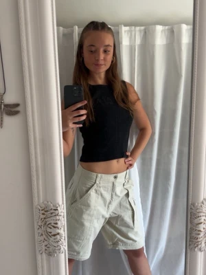 Hela outfiten - Linnet är storlek S och shortsen är W30 L34. Båda går också att köpa separat. Bra skick.