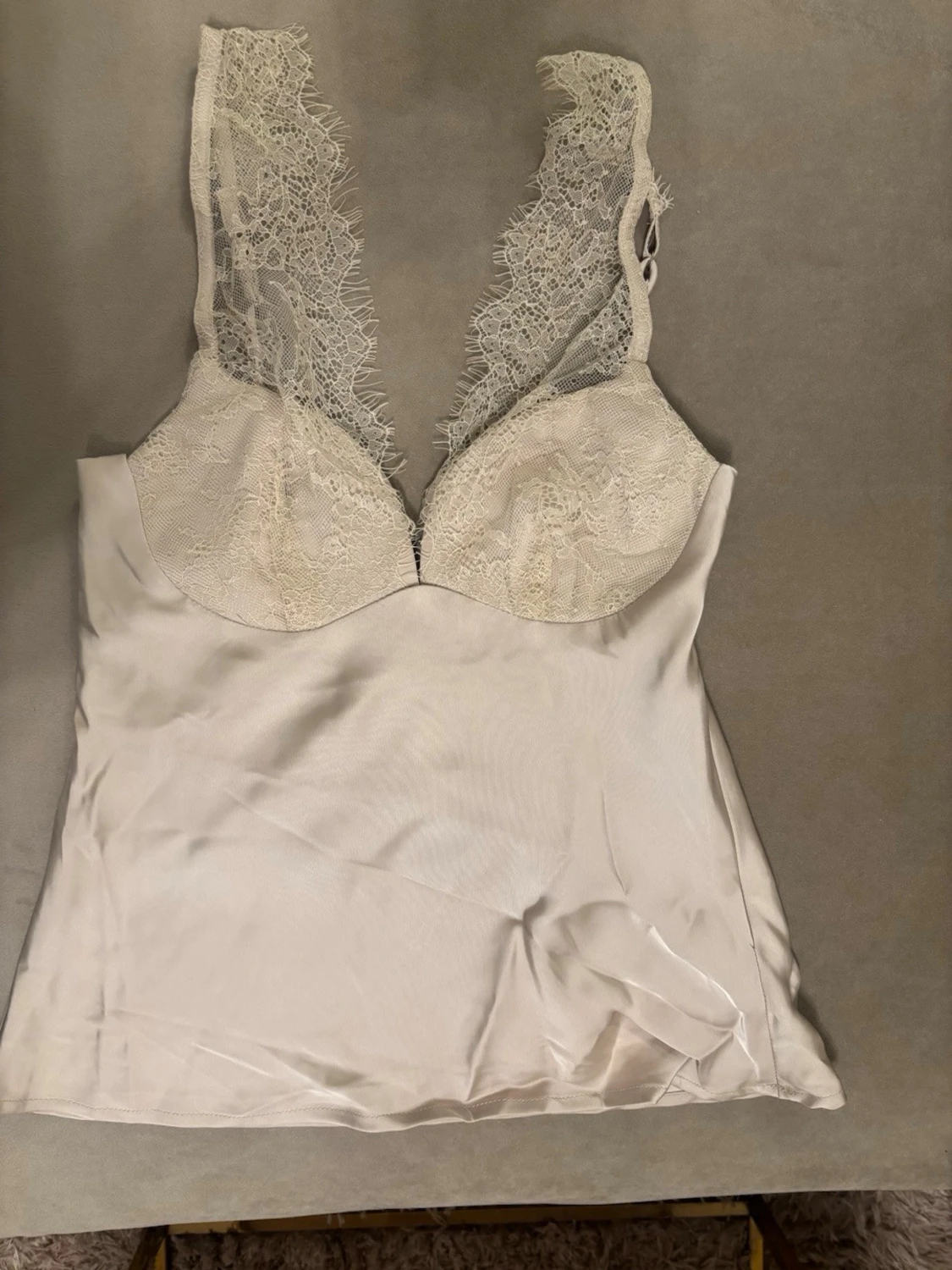 Champagne färgad spetsdetaljerad linnetopp