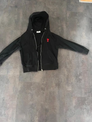 Svart hoodie från Ami Paris - Snygg svart hoodie från Ami Paris som har storlek M men sitter som en S