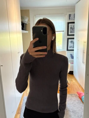 Mörkbrun ribbad polotröja - Mörkbrun ribbad polotröja med lång ärm och tight passform. 