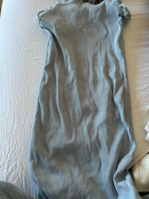 Ljusblå ribbad kortklänning XS - Supersöt ljusblå ribbad klänning från hm i storlek XS. Klänningen har kort ärm, stretchigt material och en kroppsnära passform. Perfekt för dig som gillar enkel men trendig stil med fina detaljer i tyget.