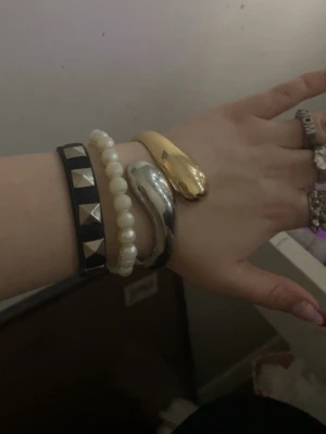 Mixade armband i metall, pärlor & läder - Säljer de silver guldiga armbandet, för er som gillar att blanda!! Jätte fint o elegant 