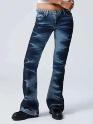 Mönstrade jeans - Såååå coola mönstrade Weekday jeans som tyvärr inte kommer till användning då jag känner att bootcut inte har rätt passform på mig. Finns ej att köpa i butik längre. Passar verkligen till alla typer av tröjor, toppar och går att ha i skolan, middagar eller fester!!!🩵💙