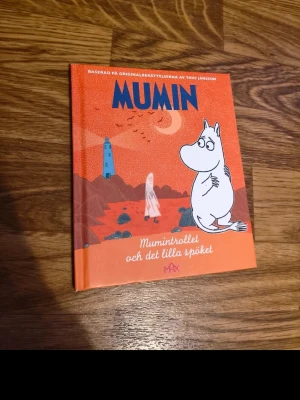 Två Muminböcker från Max - Säljer två färgglada Muminböcker: 'Mumintrollet och det lilla spöket' med orange omslag och 'Mumintrollet och önskestjärnan' med blått omslag. Båda är inbundna och baserade på Tove Janssons originalberättelser. Perfekta för dig som gillar klassiska sagor och Mumin.