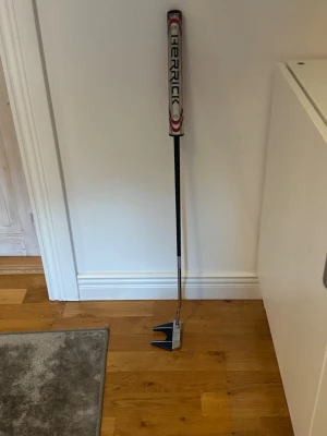 Odyssey Stroke Lab golfputter - Säljer en Odyssey Stroke Lab golfputter för har fått en ny säljer för 1500kr köptes för 2899kr 33” du får med ett helt nytt super stroke grepp på köpet vid snabb affär 