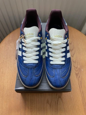 Adidas Samba Wales Bonner - Ett par riktigt snygga Adidas Samba, Wales Bonner Edition i färgen navy. Storlek 43 1/3 🙌  Superfint skick, så gott som nya ✅ |  Box & extra snören medföljer ✅