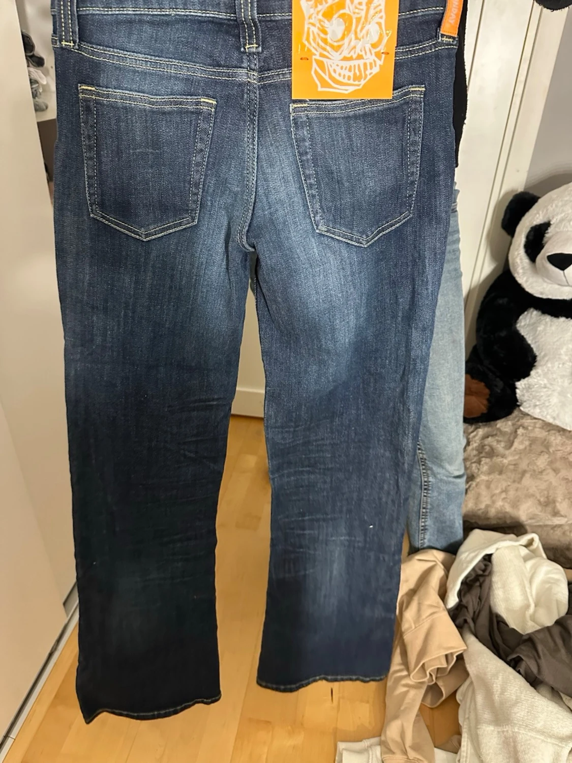 Mörkblå bootcut jeans med slitningar - 1