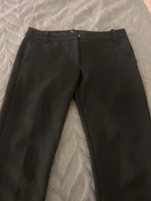Kostymbyxor - super snygga kostymbyxor från bikbok som har suttit i min garderob ganska länge för att dem då inte passar mig längre 🥹 Kostymbyxorna är i modellen petit Vera! 🤍
