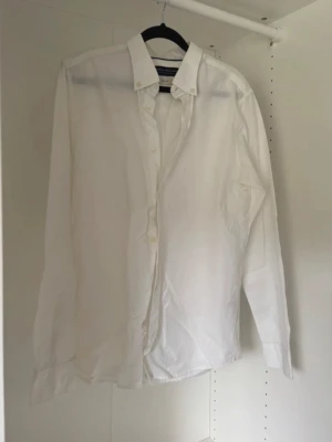 Vit Oxford slim fit skjorta  - I väldigt fint skick, en liten prick på ärmen (se sista bilden) är den enda skavanken jag kan hitta.