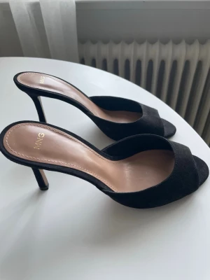 Svarta öppna pumps från Mango - Klackhöjd: 7,5 cm, oanvända