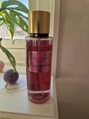 Victoria's Secret Pure Seduction mist - Jag säljer Victoria's Secret Pure Seduction parfym mist, luktar väldigt gott och fräscht. Använt några gånger som går att se på bilderna😇