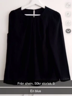 Svart långärmad blus från Shein - Stilren svart blus från Shein med rund halsringning och långa ärmar. Blusen har en enkel och klassisk design som passar till många olika outfits. Tillverkad i ett lätt tyg som ger ett snyggt fall.