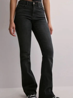 Svarta bootcut jeans med hög midja ONLY - Säljer ett par svarta bootcut jeans med hög midja. Jeansen har en lätt utsvängd passform nedtill och stängs med knapp och dragkedja. Perfekta till sneakers eller boots och tillverkade i mjuk denim. Aldrig använda bara testade på💗