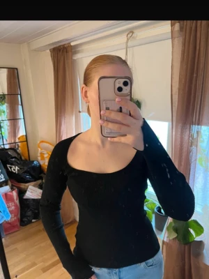 Svart ribbad långärmad topp - Säljer en svart ribbad topp med lång ärm och fyrkantig urringning. Toppen är tight i modellen. Aldrig använd 