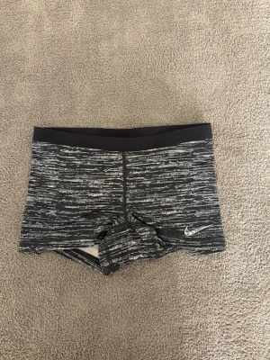 nike short - har tappat märket och nypris 299kr