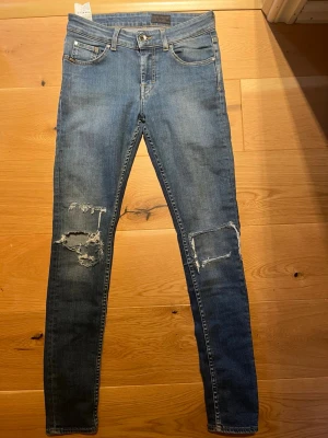 Tiger of sweden jeans - Säljer ett par blå jeans från tiger of sweden i storlek 29/30. Slitningar på båda bena och passform skinny fit.