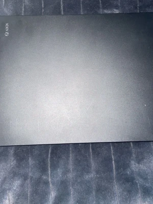 Xbox Series X spelkonsol svart - Säljer en Xbox Series X spelkonsol i mattsvart färg. Konsolen har en stilren och funkar helt utan problem. I annonsen får du även med 2st svarta original Xbox x kontroller och 2st vita kontroller med extra grepp på baksida och knappar av den nya generationen av kontroller. Samt får du med 3 Xbox spel FIFA 20 star wars squadrons och nba 2k 21