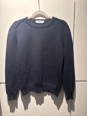 Mörkblå stickad tröja från Our Legacy - Mörkblå stickad tröja från Gran sasso