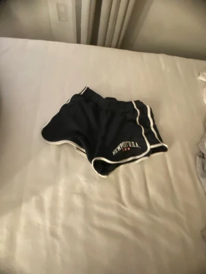 Piamas short  - Vanliga svarta shorts från Zara