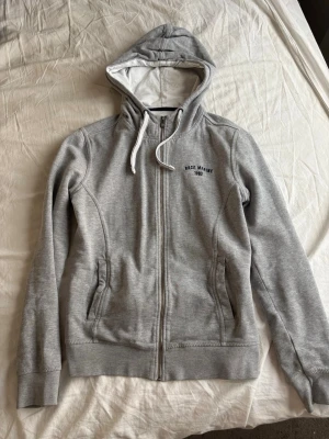 Grå hoodie - Grå zip up!! Skulle säga att den är åt de mer XS-S hålet