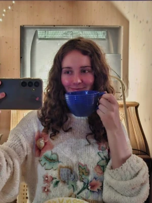 Vit tröja - Pendlar mellan Alingsås - Skövde vardagligen. Med jämna mellanrum är jag även i Uppsala. Säg gärna till om ni vill mötas och slippa betala frakten och den extra kostnaden plick lägger till på priset. Ni swishar  isåfall :) 