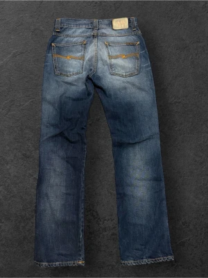 Nudie Slim Jim - Säljer nu dessa riktigt feta nudie slim Jim ( slim bootcut ) som lägger sig riktigt gött över skorna. Mått:  Midja: 39  Ytterben: 103 Benöppning: 19,5  Pris kan diskuteras 😁