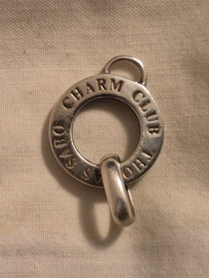 Carrier Thomas Sabo - Carrier från Thomas Sabo i silver (925). Används som hänge på en halskedja för att sedan berlocker med karbinhake i.