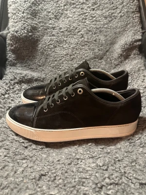 Lanvin Cap Toe | 44 - Riktigt schyssta Lanvins i dunder skick! Skorna är självfallet äkta och äkthetsbevis finns. Skorna är rengjorda av ShoeHero och är som nya från butik. Nypris 4999, mitt pris 2099! 