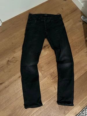 Jack and jones slim glenn - Snygga svarta jeans i modellen Glenn från Jack and Jones. Jeansen är slimfioch passar väldigt bra till många outfits.