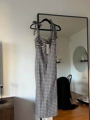Rutig långklänning Adoore - Superfin rutig klänning från Adoore i modellen Belgatto. Passar mig som är en xs och 164 lång. 🤎🤍 helt ny med prislapp!