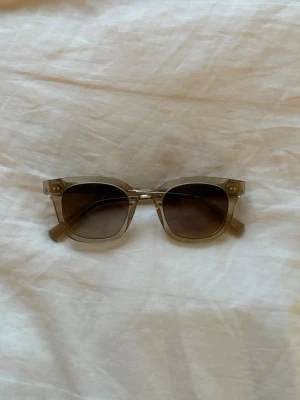 CHIMI 02 - Ett par chimis i modellen 02 och färgen Ecru🥥Kommer med alla tillbehör + förpackning!