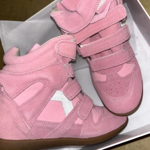  Rosa Storlek 39 Klack Skor ✨ - säljer dessa skor i 5 cm klackat, riktigt snygga och unika. släpper till första personen som budar 😊🎀~ storlek 39 passar dig mellan 37,5-39 . Först till kvarn förstås ;) (oanvänd ny*)