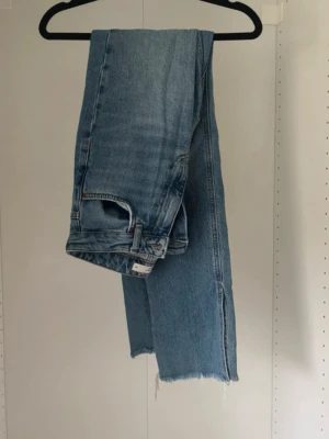 Blå jeans med slits  - Klippta till att passa mig som är runt 160cm. I fint skick. 1% elastan.