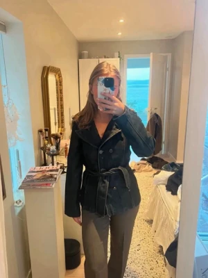 Snygg jeansjacka - Mörkblå jeansjacka med massor av detaljer!💕perfekt för våren och sommaren!