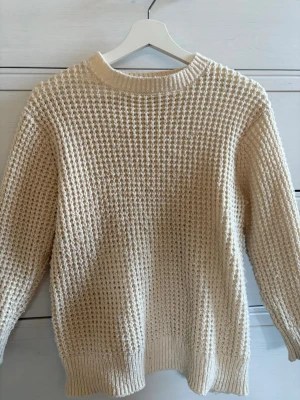 Beige stickad tröja - Säljer en beige stickad kofta. Det är ett lite räfflat material. Rensar garderoben. Storlek 140 men stor i storleken. PostNord prioriteras