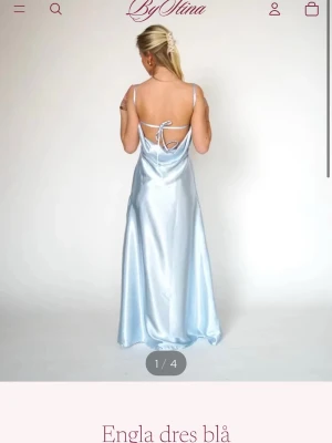 Ljusblå balklänning - Säljer min fina ljusblå satinklänning från By Stina! Den är endast använd en gång på min studentbal och i fint skick. Köpt från By Stina där den nu är slutsåld. Handsydd och i storlek S + lång! Passade perfekt i längd på mig som är 179 och den har band som man kan spänna åt i midjan på insidan så den sitter superfint, även band att justera hur högt upp den sitter 🥰Perfekt som balklänning eller finare sommarklänning! Nypris 1495 kr men slutsåld