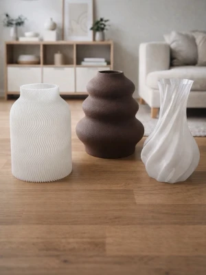 Vaser - Tre unika vaser med moderna, organiska former som passar perfekt i ett minimalistiskt hem. Tillverkade med 3D-print, vilket ger varje vas en egen karaktär och ett levande uttryck. 	•	🤎 Brun vas – vattentät 	•	🤍 Genomskinlig vas – vattentät 	•	🤍 Vit vas – dekorativ (ej vattentät, passar t.ex. torkade blommor)  Perfekta som inredningsdetalj på bord, hylla eller i fönster.  Pris: 150 kr/st eller alla tre för 350 kr  Observera: Då vaserna är 3D-printade kan mindre variationer och små skönhetsfel för