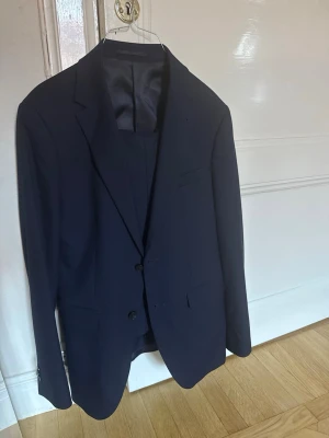 Marinblå kostym från Riley - Säljer min gamla balkostym då den knappt har använts sedan dess. Nypris runt 3000kr och vill endast bli av med den därav mitt pris. Inga defekter som jag sett och den ser fortfarande jättefin ut. Pris kan diskuteras vid snabb affär. Sitter bra på 175-183xm ungefär 70kg