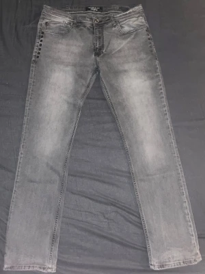 Gråa slim fit jeans från ”PP” - Snygga grå slim fit jeans för vår och sommar. Riktigt fet design på bakre ficka. Innersidan på jeansen kanske är lite slitna men allt är okej på utsidan. Slitningar är perfekt till de som vill ha lite mörkare grå och ljusare på låren