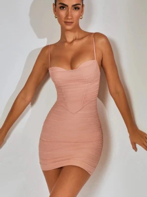 Oh polly klänning - Supersnygg klänning från Oh polly med smala axelband och figurnära passform. Klänningen har lätt rynkade detaljer längs sidorna och en markerad byst. Perfekt för dig som vill ha en enkel men ändå trendig look. Endast använd 1 gång. Storlek 8.