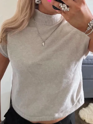 Stickad topp från Kappahl - Jättefin stickad top/väst från Kappahl i fint skick💕nypris 400