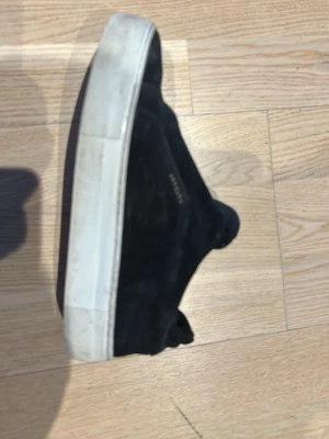 Svarta sneakers från Axel Arigato - Säljer de då de inte längre passar. Köpta i Axel arigato butiken i Göteborg .