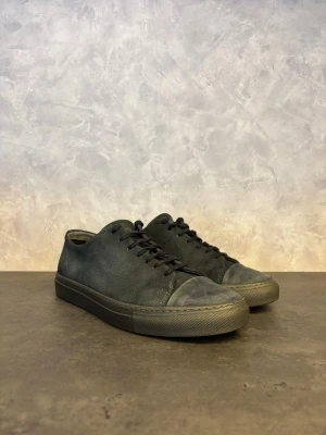 Axel Arigato Clean 90 - Stilrena svarta Axel Arigato Clean 90. Klassisk låg modell med rund tå och diskret design som passar till det mesta. Perfekta för dig som gillar en enkel och clean look. Finns vanligt slitage från användning men fina!